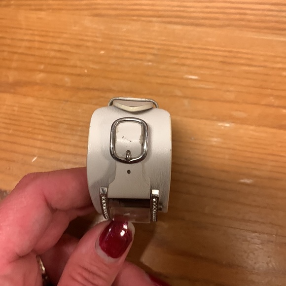 Women’s Guess Watch with white leather band - Picture 4 of 6